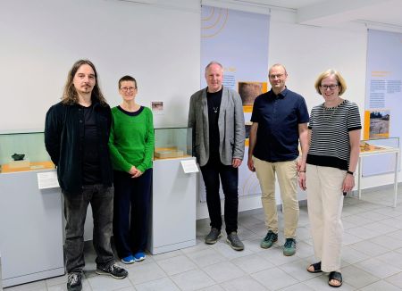  Im Rahmen der Ausstellungseröffnung „Als die Römer abgezogen - Siedeln und Bestatten in Delbrück-Bentfeld vor über 1500 Jahren“ (v.l.n.r.) Sven Knippschild (Eggenstein Exca), Dr. Julia Hallenkamp-Lumpe (LWL-Archäologie für Westfalen, Bielefeld ), Dr. Sven Spiong (Leiter LWL-Archäologie für Westfalen, Bielefeld) und vom Kreismuseum Wewelsburg Dr. Erik Beck und Museumsleiterin Kirsten John-Stucke. ©Kreismuseum Wewelsburg, Mareike Antepoth